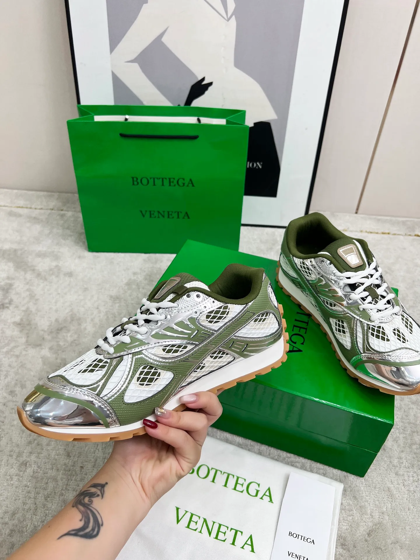 P540. Top version (couples model) Bottega Veneta Bottega Veneta 23ss autumn and winter show BV Orbit sneakers Wang Yibo's same style couples casual shoes dad shoes! Runner sneakers! Original purchase and development!  Made of original lightweight technical mesh fabric, the same as the original version! The process is complicated!  Paired with a rubber outsole designed with a geometric pattern, the high version of the Wang Zha series is actually much taller, but the legs still look slim. Very nice. Durable and playable, standard and version-matching shoe package technology, look for high-end versions. The original outsole is exclusively molded, and the color-blocked TPU outsole is used. The material and weight are the same as the original!  Size: #Female 35-41 (40 and 41 customized sizes are non-refundable) Male 39-45 (45 size customized are non-returnable and exchangeable)
